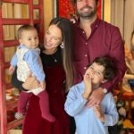 Júlia Belard Instagram - Uma família pirosa em diferentes tons de encarnado. É também assim o nosso dia a dia, recheado de diferentes formas de amor, com lágrimas, desarrumação, dúvidas, gritos, alegrias, conquistas, esperança, um qb de loucura mas, sobretudo e sempre, com muito amor. O Natal passa rápido demais ❤️