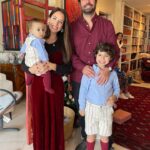 Júlia Belard Instagram - Uma família pirosa em diferentes tons de encarnado. É também assim o nosso dia a dia, recheado de diferentes formas de amor, com lágrimas, desarrumação, dúvidas, gritos, alegrias, conquistas, esperança, um qb de loucura mas, sobretudo e sempre, com muito amor. O Natal passa rápido demais ❤️