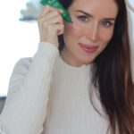 Júlia Belard Instagram - Ser mãe, mulher, dona de casa, investir na carreira mas também ter tempo para estar com amigos. Entre tudo isto, pouco sobra para cuidarmos de nós. Por isso, uma gama eficaz e fácil de aplicar é essencial na rotina de skincare de qualquer mulher. Inspirada no extraordinário poder da natureza, a NUXE lança a renovada gama Nuxuriance Ultra com a inovadora Tecnologia Alfa [3R], que promete ser mais eficaz que o retinol em 3 níveis de ação na pele - Renovar, Regenerar e Revitalisar – e sem contraindicações. Uma fórmula composta por ingredientes naturais para um cuidado global antienvelhecimento. A gama Nuxuriance Ultra Alfa [3R] já faz parte dos meus dias e os seus resultados são visíveis 🌱 #nuxurianceultra #retinolalternative #nuxe