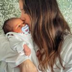 Júlia Belard Instagram - O ano mais difícil da minha vida, trouxe também a maior alegria. Engraçada esta dicotomia da vida, que me faz chegar a uma só conclusão. Mesmo nos dias de chuva, há um raio de sol que se abre, e é a partir daí que nasce o arco-íris. Nosso Sebastião, (o bebé que não tinha nome 😅😂) faz hoje 8 meses e não vos consigo explicar o quanto é amado por todos nós, mas consigo dizer-vos que é o bebé mais querido, mais bem disposto e mais amoroso do mundo. Todos os dias me ensina, todos os dias me faz crescer, todos os dias me faz querer ser melhor (clichê ranhoso bem verdadeiro). E quando o meu olhar murcha, o seu sorriso ilumina-me e enche-me a alma de alegria. Obrigada meu bebé precioso 💙