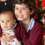 Júlia Belard Instagram - Uma família pirosa em diferentes tons de encarnado. É também assim o nosso dia a dia, recheado de diferentes formas de amor, com lágrimas, desarrumação, dúvidas, gritos, alegrias, conquistas, esperança, um qb de loucura mas, sobretudo e sempre, com muito amor. O Natal passa rápido demais ❤️