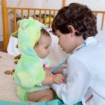 Júlia Belard Instagram - Dr. Matias e seu paciente, o Dinossauro mais querido do mundo, seguidos de um assustador T-Rex e um doce Lobinho. Ver esta interação entre os dois é de derreter o coração, e estes fatinhos de carnaval são demais 🥹. Antes que perguntem, ainda estão disponíveis no @elcorteinglespt 💚
