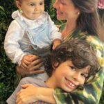 Júlia Belard Instagram - Um pouco de tortura infantil para mais tarde recordar. E eu ainda queria outra coisa? ‘Adoro a Mãe infinito’ é a melhor descrição que podia pedir 😍 Como é que lhe explico que os adoro muito mais do que o infinito? 🥹