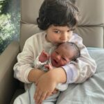 Júlia Belard Instagram - O ano mais difícil da minha vida, trouxe também a maior alegria. Engraçada esta dicotomia da vida, que me faz chegar a uma só conclusão. Mesmo nos dias de chuva, há um raio de sol que se abre, e é a partir daí que nasce o arco-íris. Nosso Sebastião, (o bebé que não tinha nome 😅😂) faz hoje 8 meses e não vos consigo explicar o quanto é amado por todos nós, mas consigo dizer-vos que é o bebé mais querido, mais bem disposto e mais amoroso do mundo. Todos os dias me ensina, todos os dias me faz crescer, todos os dias me faz querer ser melhor (clichê ranhoso bem verdadeiro). E quando o meu olhar murcha, o seu sorriso ilumina-me e enche-me a alma de alegria. Obrigada meu bebé precioso 💙