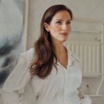 Júlia Belard Instagram - PUB Sabem aquele dia em que acordam e decidem, ‘hoje vou acabar com os cabelos brancos’? Este foi o dia!!! Mas tinha de ser com a melhor coloração em casa possível, por isso, escolhi Excellence Creme da @lorealparis com Ácido Hiauloronico! Garante 100% cobertura de brancos, 10x mais hidratação e 2x intensidade de cor. Acho que o resultado fala por si 😍 #LorealParisPortugal #LorealParisHairColor #TransformaOTeuCabeloEmSegundos
