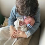 Júlia Belard Instagram - O ano mais difícil da minha vida, trouxe também a maior alegria. Engraçada esta dicotomia da vida, que me faz chegar a uma só conclusão. Mesmo nos dias de chuva, há um raio de sol que se abre, e é a partir daí que nasce o arco-íris. Nosso Sebastião, (o bebé que não tinha nome 😅😂) faz hoje 8 meses e não vos consigo explicar o quanto é amado por todos nós, mas consigo dizer-vos que é o bebé mais querido, mais bem disposto e mais amoroso do mundo. Todos os dias me ensina, todos os dias me faz crescer, todos os dias me faz querer ser melhor (clichê ranhoso bem verdadeiro). E quando o meu olhar murcha, o seu sorriso ilumina-me e enche-me a alma de alegria. Obrigada meu bebé precioso 💙