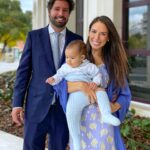 Júlia Belard Instagram - Todas iguais, mas todas diferentes. Não consegui escolher. O principal ponto comum: um amor desmedido por este nosso bebé. Há anos quando andava à procura de sítios giros para me casar visitei o Palácio Correio Mor que me chamou especial atenção, não só pela sua fachada lindíssima mas também por esta imagem de Nossa Senhora da Oliveira que é tão bonita. Não me casei aqui mas celebrámos o matrimónio dos nossos sobrinhos queridos e o crescimento deste nosso bebé que tanto adoramos 💙 e agora ajudem-me pls, qual a melhor fotografia para emoldurar!!?
