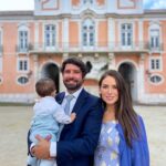 Júlia Belard Instagram - Todas iguais, mas todas diferentes. Não consegui escolher. O principal ponto comum: um amor desmedido por este nosso bebé. Há anos quando andava à procura de sítios giros para me casar visitei o Palácio Correio Mor que me chamou especial atenção, não só pela sua fachada lindíssima mas também por esta imagem de Nossa Senhora da Oliveira que é tão bonita. Não me casei aqui mas celebrámos o matrimónio dos nossos sobrinhos queridos e o crescimento deste nosso bebé que tanto adoramos 💙 e agora ajudem-me pls, qual a melhor fotografia para emoldurar!!?