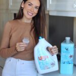 Júlia Belard Instagram - Cá em casa estamos fãs da nova dupla Aqua Ultra Pro que compramos no Pingo Doce, juntamente com as compras do mês. Da fragrância do Amaciador de Roupa Concentrado Aqua Ultra Pro nasce agora o Detergente Líquido para Roupa Delicada Aqua Ultra Pro 😊 A roupa fica com um aroma mesmo bom e muito fácil de engomar, super macia. A combinação perfeita 🩵 @pingodoce #PingoDoce #NovidadesPingoDoce