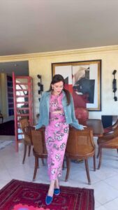 Júlia Belard Instagram - Depois de uma noite mal dormida com crianças doentes em casa, nada melhor do que um look colorido para alegrar o dia! Bailamos com os sapatos castanhos ou azuis? 💃🏻
