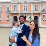 Júlia Belard Instagram - Todas iguais, mas todas diferentes. Não consegui escolher. O principal ponto comum: um amor desmedido por este nosso bebé. Há anos quando andava à procura de sítios giros para me casar visitei o Palácio Correio Mor que me chamou especial atenção, não só pela sua fachada lindíssima mas também por esta imagem de Nossa Senhora da Oliveira que é tão bonita. Não me casei aqui mas celebrámos o matrimónio dos nossos sobrinhos queridos e o crescimento deste nosso bebé que tanto adoramos 💙 e agora ajudem-me pls, qual a melhor fotografia para emoldurar!!?