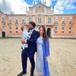 Júlia Belard Instagram - Todas iguais, mas todas diferentes. Não consegui escolher. O principal ponto comum: um amor desmedido por este nosso bebé. Há anos quando andava à procura de sítios giros para me casar visitei o Palácio Correio Mor que me chamou especial atenção, não só pela sua fachada lindíssima mas também por esta imagem de Nossa Senhora da Oliveira que é tão bonita. Não me casei aqui mas celebrámos o matrimónio dos nossos sobrinhos queridos e o crescimento deste nosso bebé que tanto adoramos 💙 e agora ajudem-me pls, qual a melhor fotografia para emoldurar!!?