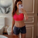 Júlia Belard Instagram - Começar o dia a trabalhar os poucos abs que restam 😎💪🏻