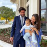 Júlia Belard Instagram - Todas iguais, mas todas diferentes. Não consegui escolher. O principal ponto comum: um amor desmedido por este nosso bebé. Há anos quando andava à procura de sítios giros para me casar visitei o Palácio Correio Mor que me chamou especial atenção, não só pela sua fachada lindíssima mas também por esta imagem de Nossa Senhora da Oliveira que é tão bonita. Não me casei aqui mas celebrámos o matrimónio dos nossos sobrinhos queridos e o crescimento deste nosso bebé que tanto adoramos 💙 e agora ajudem-me pls, qual a melhor fotografia para emoldurar!!?