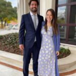 Júlia Belard Instagram - Todas iguais, mas todas diferentes. Não consegui escolher. O principal ponto comum: um amor desmedido por este nosso bebé. Há anos quando andava à procura de sítios giros para me casar visitei o Palácio Correio Mor que me chamou especial atenção, não só pela sua fachada lindíssima mas também por esta imagem de Nossa Senhora da Oliveira que é tão bonita. Não me casei aqui mas celebrámos o matrimónio dos nossos sobrinhos queridos e o crescimento deste nosso bebé que tanto adoramos 💙 e agora ajudem-me pls, qual a melhor fotografia para emoldurar!!?