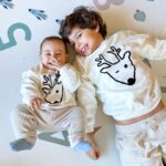 Júlia Belard Instagram - A 2 dias do início do Advento, época de reflexão, dou por mim a pensar onde estava nesta altura, no ano passado. Num lugar de onde julguei não mais ser capaz de sair. Muitas vezes perguntei aos Céus até onde desejariam que fosse, qual era o limite do sofrimento. Hoje, ao ler as belas e sábias palavras do Cardeal D. José Tolentino de Mendonça, que nos dizem: ‘Ensina-me a nascer. Quando as esperanças se rompem como coisas gastas, quando o caminho parecia mais leve e simples(…)diz ao meu coração que não é tarde nem longe’, fico com a certeza de que é possível voltar a nascer. Não há dor que não tenha fim. Não há nevoeiro que não desvaneça, e é sempre possível voltar a sorrir. É sempre possível voltar a olhar em redor e contemplar, é sempre possível ver beleza, e é sempre possível agradecer. Onde quer que estejas, ou o que quer que te aflija fica com essa certeza 💙 É então o Advento uma oportunidade para também nós voltarmos a nascer, renascermos nas nossas vidas e dos outros. Hoje agradeço mais do que nunca a vida dos meus filhos, a sua alegria e, sobretudo, a sua existência que vem confirmar a cada dia que passa esta minha maior missão, que é ser Mãe. Minhas reninhas preferidas 💙