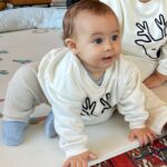 Júlia Belard Instagram - A 2 dias do início do Advento, época de reflexão, dou por mim a pensar onde estava nesta altura, no ano passado. Num lugar de onde julguei não mais ser capaz de sair. Muitas vezes perguntei aos Céus até onde desejariam que fosse, qual era o limite do sofrimento. Hoje, ao ler as belas e sábias palavras do Cardeal D. José Tolentino de Mendonça, que nos dizem: ‘Ensina-me a nascer. Quando as esperanças se rompem como coisas gastas, quando o caminho parecia mais leve e simples(…)diz ao meu coração que não é tarde nem longe’, fico com a certeza de que é possível voltar a nascer. Não há dor que não tenha fim. Não há nevoeiro que não desvaneça, e é sempre possível voltar a sorrir. É sempre possível voltar a olhar em redor e contemplar, é sempre possível ver beleza, e é sempre possível agradecer. Onde quer que estejas, ou o que quer que te aflija fica com essa certeza 💙 É então o Advento uma oportunidade para também nós voltarmos a nascer, renascermos nas nossas vidas e dos outros. Hoje agradeço mais do que nunca a vida dos meus filhos, a sua alegria e, sobretudo, a sua existência que vem confirmar a cada dia que passa esta minha maior missão, que é ser Mãe. Minhas reninhas preferidas 💙