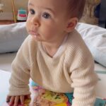 Júlia Belard Instagram - Está quase a gatinhar… mas na verdade começou a dançar!!!! Meu bebé bom demais 😍