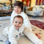 Júlia Belard Instagram - A 2 dias do início do Advento, época de reflexão, dou por mim a pensar onde estava nesta altura, no ano passado. Num lugar de onde julguei não mais ser capaz de sair. Muitas vezes perguntei aos Céus até onde desejariam que fosse, qual era o limite do sofrimento. Hoje, ao ler as belas e sábias palavras do Cardeal D. José Tolentino de Mendonça, que nos dizem: ‘Ensina-me a nascer. Quando as esperanças se rompem como coisas gastas, quando o caminho parecia mais leve e simples(…)diz ao meu coração que não é tarde nem longe’, fico com a certeza de que é possível voltar a nascer. Não há dor que não tenha fim. Não há nevoeiro que não desvaneça, e é sempre possível voltar a sorrir. É sempre possível voltar a olhar em redor e contemplar, é sempre possível ver beleza, e é sempre possível agradecer. Onde quer que estejas, ou o que quer que te aflija fica com essa certeza 💙 É então o Advento uma oportunidade para também nós voltarmos a nascer, renascermos nas nossas vidas e dos outros. Hoje agradeço mais do que nunca a vida dos meus filhos, a sua alegria e, sobretudo, a sua existência que vem confirmar a cada dia que passa esta minha maior missão, que é ser Mãe. Minhas reninhas preferidas 💙