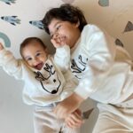 Júlia Belard Instagram - A 2 dias do início do Advento, época de reflexão, dou por mim a pensar onde estava nesta altura, no ano passado. Num lugar de onde julguei não mais ser capaz de sair. Muitas vezes perguntei aos Céus até onde desejariam que fosse, qual era o limite do sofrimento. Hoje, ao ler as belas e sábias palavras do Cardeal D. José Tolentino de Mendonça, que nos dizem: ‘Ensina-me a nascer. Quando as esperanças se rompem como coisas gastas, quando o caminho parecia mais leve e simples(…)diz ao meu coração que não é tarde nem longe’, fico com a certeza de que é possível voltar a nascer. Não há dor que não tenha fim. Não há nevoeiro que não desvaneça, e é sempre possível voltar a sorrir. É sempre possível voltar a olhar em redor e contemplar, é sempre possível ver beleza, e é sempre possível agradecer. Onde quer que estejas, ou o que quer que te aflija fica com essa certeza 💙 É então o Advento uma oportunidade para também nós voltarmos a nascer, renascermos nas nossas vidas e dos outros. Hoje agradeço mais do que nunca a vida dos meus filhos, a sua alegria e, sobretudo, a sua existência que vem confirmar a cada dia que passa esta minha maior missão, que é ser Mãe. Minhas reninhas preferidas 💙
