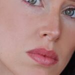 Júlia Belard Instagram - Quantas vezes chorámos? Quantas vezes nos despedaçaram? Quantas vezes nos partiram o coração? Quantas vezes serão precisas? Quantas vezes serão demais? Nada nem ninguém te pode impedir de ser tudo aquilo que quiseres. És única. És linda. És Mulher. Nunca duvides do teu poder. Nunca deixes que ninguém te rebaixe. Não deixes que ninguém duvide de ti. Não deixes que ninguém te faça deixar de acreditar em ti. Não deixes que te julguem. Que te digam que és muito isto ou pouco aquilo. Nada do que os outros possam dizer te define. Feliz dia da Mulher 🩷