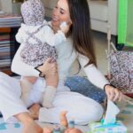 Júlia Belard Instagram - Tem sido fascinante conhecer este nosso bebé tão especial, e uma das coisas mais queridas que faz é dar abraços e beijinhos ao seu bebé de brincar. Quando vi esta interação pela primeira vez, fiquei impressionada e emocionada. Como é que um bebé pode ter esta consciência e querer já, também ele, cuidar de outro bebé? Então, mudamos a fraldinha e tratamos juntos deste nosso nenuco, número dois. Para isso, contamos com as Toalhitas Dodot Aqua Pure Plastic Free, que já nos acompanham desde o nascimento do Matias, por serem elaboradas com 99% de água e 100% de fibra de origem vegetal e pioneiras no cuidado máximo da pele do bebé. Agora estamos desejosos de experimentar as novas Toalhitas Plastic Free de Aloé Vera, com propriedades regeneradoras e as de Calêndula, com propriedades calmantes e as primeiras Toalhitas Dodot Plastic Free com aroma. Quem mais é fã das Dodot Aqua Pure Plastic Free aí em casa? 🩵