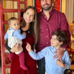 Júlia Belard Instagram - Uma família pirosa em diferentes tons de encarnado. É também assim o nosso dia a dia, recheado de diferentes formas de amor, com lágrimas, desarrumação, dúvidas, gritos, alegrias, conquistas, esperança, um qb de loucura mas, sobretudo e sempre, com muito amor. O Natal passa rápido demais ❤️