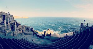 Jacinda Barrett Instagram - Singing to the world as loud as we can everywhere we can #minacktheatre #Cornwall #beauty