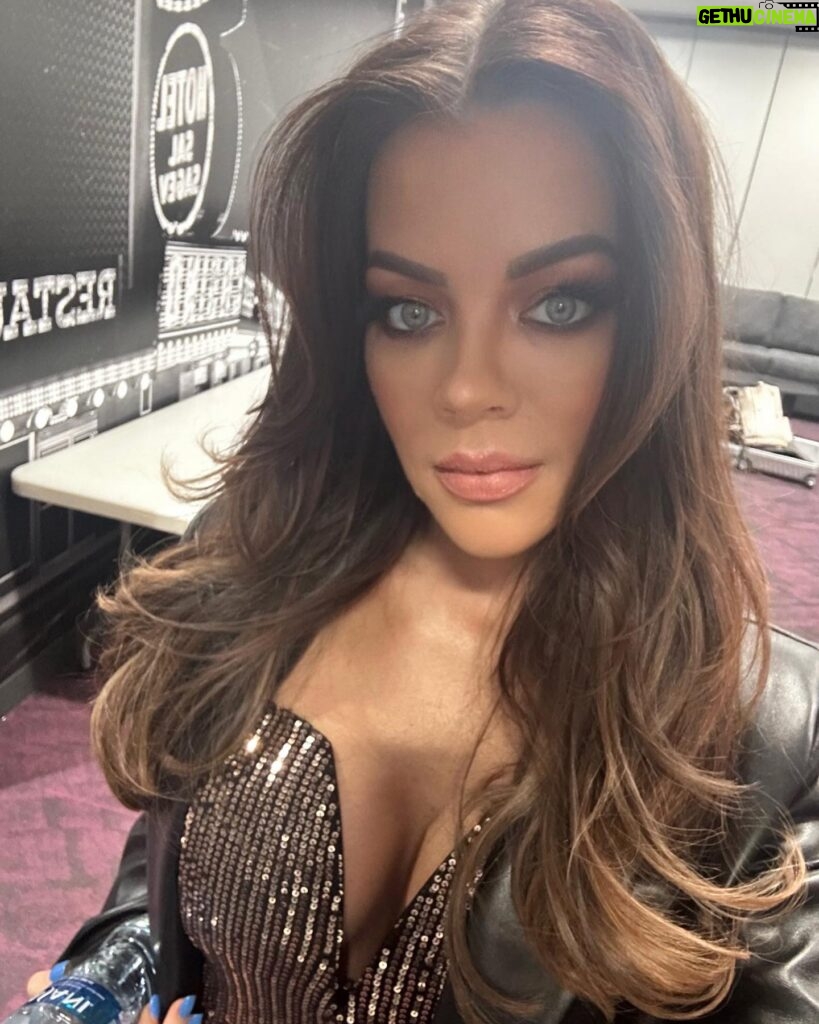 Jackie Redmond Instagram - Viva Las Vegas !! ✌🏻 I forgot to take pics by the WrestleMania XL Kickoff stage - like a total dummy. Anyway happy Super Bowl Sunday. I’m just rooting for a good game and for some of my prop bets to come thru. PS. New episode of the Jackie Redmond show is upppppp. Link in bio. Go watch or something. 😬 #wwe #wweraw #wrestlemania