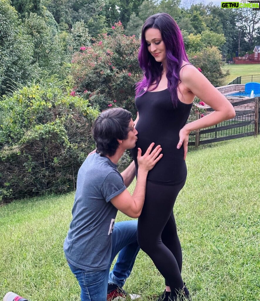 Jaclyn Glenn Instagram - SURPRISE!!! Our family is getting a lil bigger this December ♥️♥️ BABY FRANK # 2!!! So excited to finally share the good news we’ve known about for 6 months already! Time flies!! Video of us finding out live on the vlog channel now - link in bio 🍼