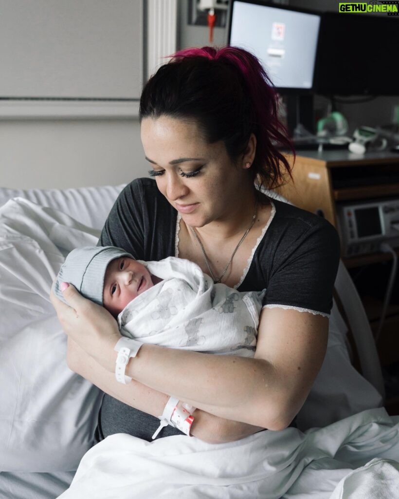 Jaclyn Glenn Instagram - Welcome to the world baby boy! 💙 My water broke at 9:15PM last night and he was born at 2:39AM! 7lbs 13oz and 21” long. Only a took a few pushes too - I guess he was ready! Thanks for letting me squeeze your hand off @davidmichaelfrank :)We’re both already so in love with this perfect little guy. He’s the most precious thing I’ve ever seen!! Happiest day ever 💙💙