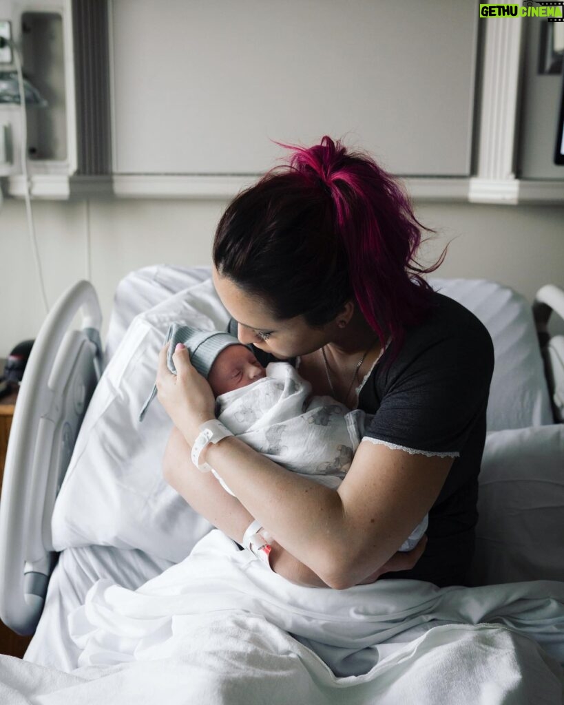 Jaclyn Glenn Instagram - Welcome to the world baby boy! 💙 My water broke at 9:15PM last night and he was born at 2:39AM! 7lbs 13oz and 21” long. Only a took a few pushes too - I guess he was ready! Thanks for letting me squeeze your hand off @davidmichaelfrank :)We’re both already so in love with this perfect little guy. He’s the most precious thing I’ve ever seen!! Happiest day ever 💙💙