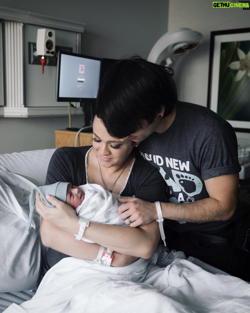 Jaclyn Glenn Instagram - Welcome to the world baby boy! 💙 My water broke at 9:15PM last night and he was born at 2:39AM! 7lbs 13oz and 21” long. Only a took a few pushes too - I guess he was ready! Thanks for letting me squeeze your hand off @davidmichaelfrank :)We’re both already so in love with this perfect little guy. He’s the most precious thing I’ve ever seen!! Happiest day ever 💙💙