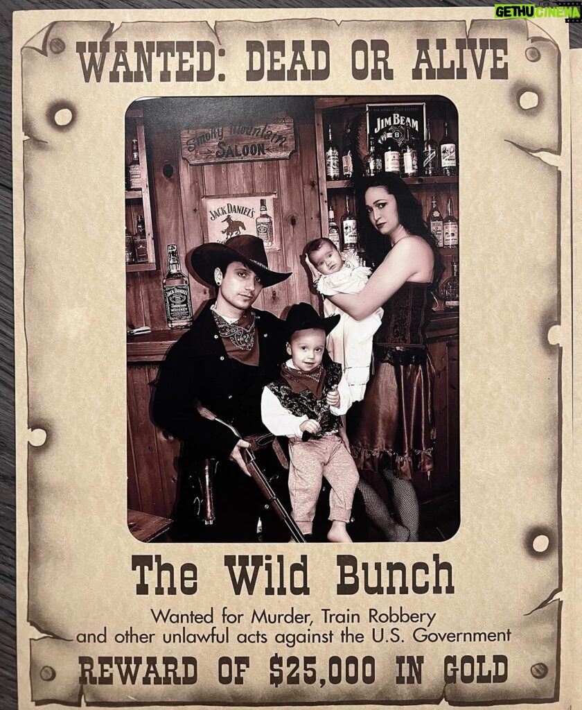Jaclyn Glenn Instagram - The wild bunch 🤎🤠 Vlog of our trip to Gatlinburg is out now :) 🏂 🍻