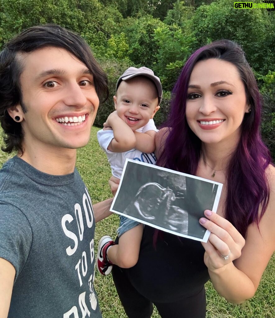 Jaclyn Glenn Instagram - SURPRISE!!! Our family is getting a lil bigger this December ♥️♥️ BABY FRANK # 2!!! So excited to finally share the good news we’ve known about for 6 months already! Time flies!! Video of us finding out live on the vlog channel now - link in bio 🍼