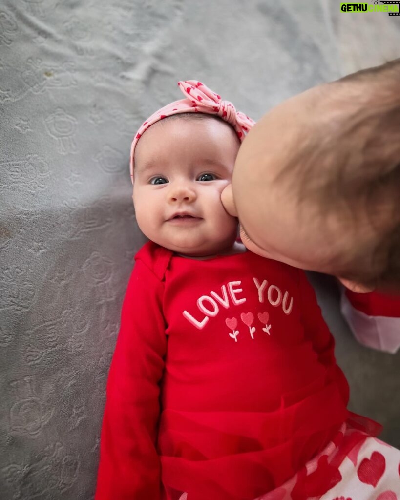 Jaclyn Glenn Instagram - Happy Valentine’s Day from the Franks! ♥️✨🌹