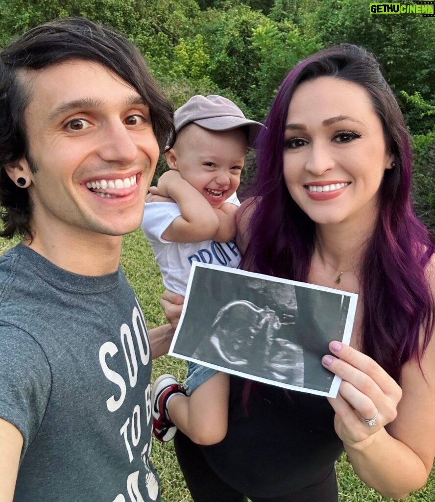 Jaclyn Glenn Instagram - SURPRISE!!! Our family is getting a lil bigger this December ♥️♥️ BABY FRANK # 2!!! So excited to finally share the good news we’ve known about for 6 months already! Time flies!! Video of us finding out live on the vlog channel now - link in bio 🍼