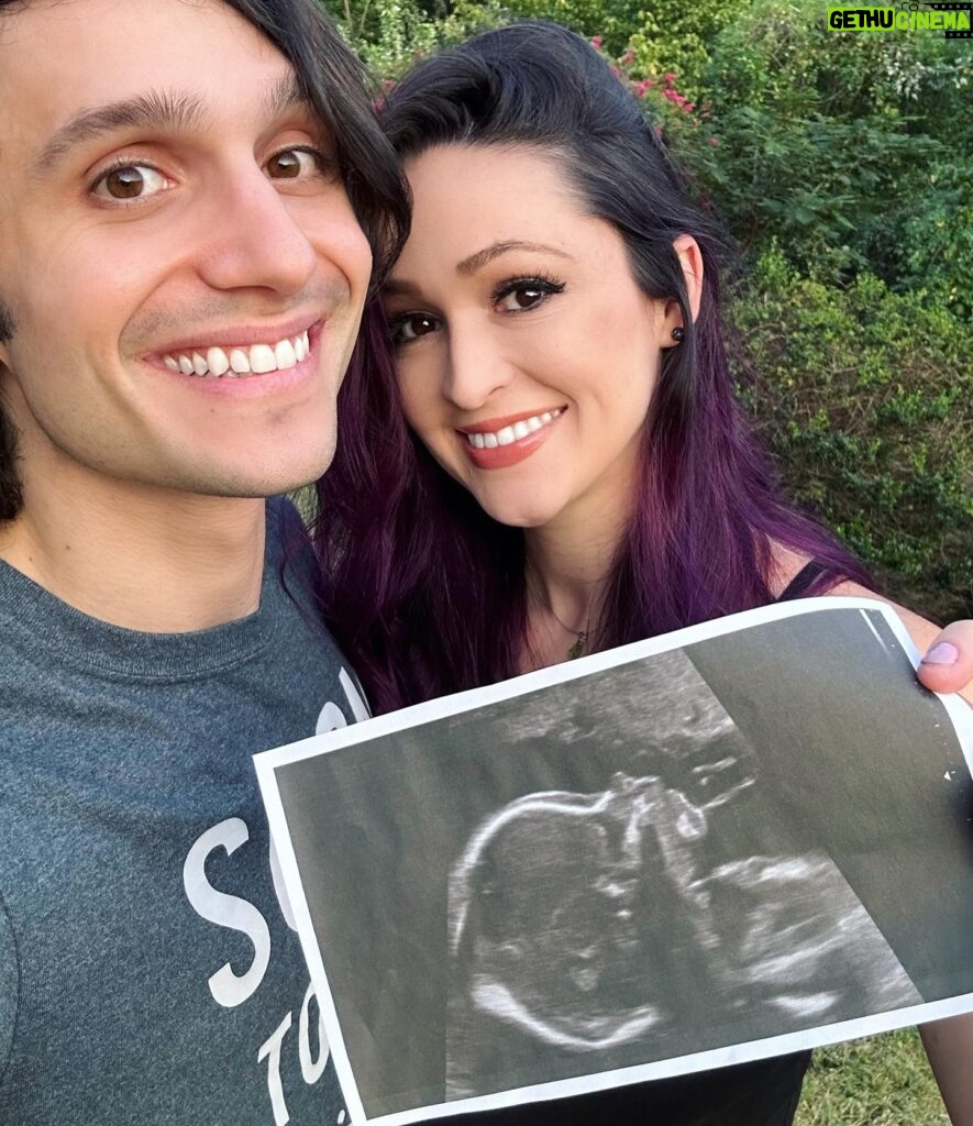 Jaclyn Glenn Instagram - SURPRISE!!! Our family is getting a lil bigger this December ♥️♥️ BABY FRANK # 2!!! So excited to finally share the good news we’ve known about for 6 months already! Time flies!! Video of us finding out live on the vlog channel now - link in bio 🍼