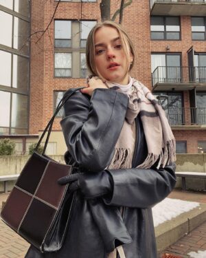 Jacqueline Scislowski Instagram - Leather lovin 🙂♥️
.
.
.
.
.
#chicago #KateSpade #purse #leather #leatherjacket #black #winter #bundleup #cold #actress #fashion #photoshoot #h&m #abercrombie #mango #asos #powerrangers #jacquelinescislowski #zoeyreeves #hasbro #netflix