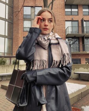 Jacqueline Scislowski Instagram - Leather lovin 🙂♥️
.
.
.
.
.
#chicago #KateSpade #purse #leather #leatherjacket #black #winter #bundleup #cold #actress #fashion #photoshoot #h&m #abercrombie #mango #asos #powerrangers #jacquelinescislowski #zoeyreeves #hasbro #netflix