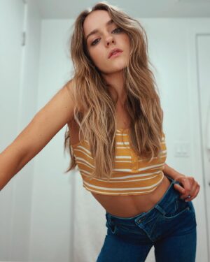 Jacqueline Scislowski Instagram - ~ Hiya Puddin...🧸🖤🌻 
.
.
.
.
.
.
.
.
#indie #birdsofprey #harleyquinn #asthetic #vibes #weird #madness #actress #hero #yellowranger #grunge #model #photoshoot #retro #vintage #jacquelinescislowski #netflix @abercrombie @urbanoutfitters @freepeople