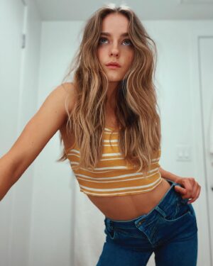Jacqueline Scislowski Instagram - ~ Hiya Puddin...🧸🖤🌻 
.
.
.
.
.
.
.
.
#indie #birdsofprey #harleyquinn #asthetic #vibes #weird #madness #actress #hero #yellowranger #grunge #model #photoshoot #retro #vintage #jacquelinescislowski #netflix @abercrombie @urbanoutfitters @freepeople