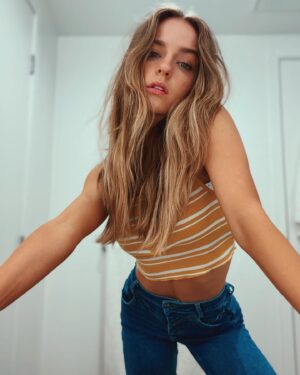 Jacqueline Scislowski Instagram - ~ Hiya Puddin...🧸🖤🌻 
.
.
.
.
.
.
.
.
#indie #birdsofprey #harleyquinn #asthetic #vibes #weird #madness #actress #hero #yellowranger #grunge #model #photoshoot #retro #vintage #jacquelinescislowski #netflix @abercrombie @urbanoutfitters @freepeople