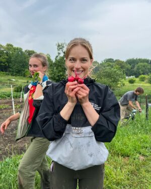 Jacqueline Scislowski Instagram - Just a girl on a farm!💚💚🤪 love a raining day in the gardens! 🐛🪱🐜🐸👩🏼‍🌾

.
.
.
.
#farmlife #farming #gardening #biggestlittlefarm #madison #wisconsin #uwmadison #rainyday #fresh #workin #nature