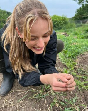 Jacqueline Scislowski Instagram - Just a girl on a farm!💚💚🤪 love a raining day in the gardens! 🐛🪱🐜🐸👩🏼‍🌾

.
.
.
.
#farmlife #farming #gardening #biggestlittlefarm #madison #wisconsin #uwmadison #rainyday #fresh #workin #nature