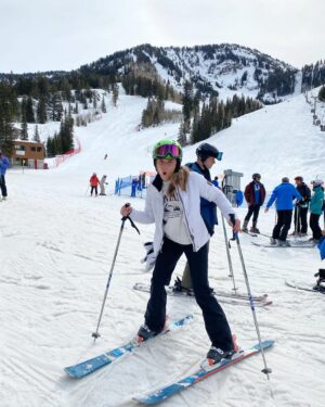 Jacqueline Scislowski Instagram - 10 min before I ended up hotdogging it down a blue trail going the length of 2 football fields at at least 70 mph and seeing my life flash before my eyes yelling AAAAAAAAAAAHHHHH but yeah before that was fun!🤘🏼🤘🏼🤘🏼😂 Okrr 
.
.
.
.
.
#ski #utah #snowbird #mountains #snow #trip #springbreak #actress #yellowranger #beenaminute #ope #watchoutnow
