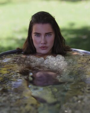 Jacqueline MacInnes Wood Instagram - Part of our family routine… good ol ice bath. 🥶 🔥