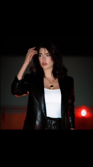 Jacqueline MacInnes Wood Instagram - 👋🏼She baackkkk!!
•
The Bold and Beautiful episode outfit 
styled by @jeresa_featherstone 
Jacket and shorts by @aliceandolivia 
@boldandbeautifulcbs