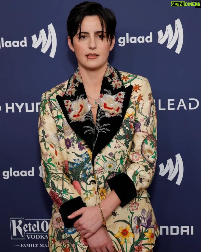 Jacqueline Toboni Instagram - Thank you GLAAD!! We love you!! Scroll for my bosses helping me when my buttons popped off HMU @samsinstaglam Styling by my girlies @kristigramlich & @briannamporter via @clothed_la Jewelry by the incredible @perry.jewelry incl. this gold toothpick I’m obsessed with 💇🏻‍♀️ @christytagatac #glaadawards