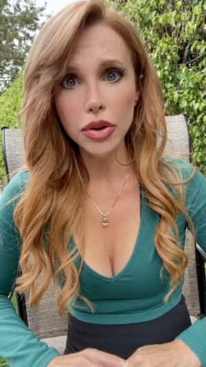 Jacqui Holland Instagram - Is height important? Not really… see why 😉

#shortissexy #heightindating #talldarkandhandsome #matchmaker